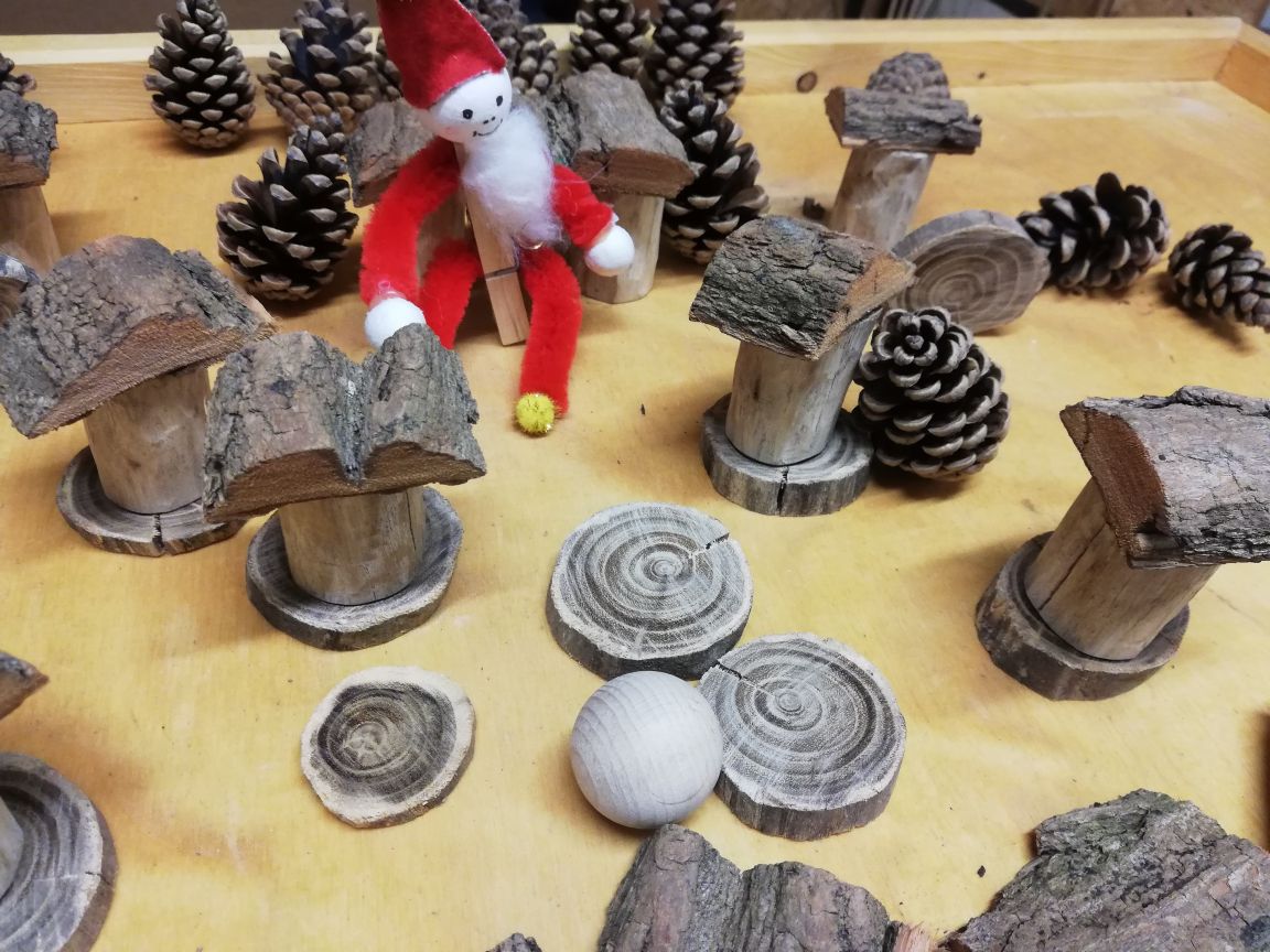 Bausteine aus Naturmaterialien wie Kiefernzapfen, Baumrinde, Scheiben aus Robinienholz